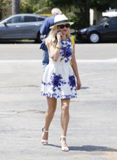 Reese Witherspoon feet photo thumbnail