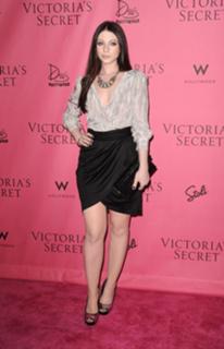 Michelle Trachtenberg feet photo thumbnail