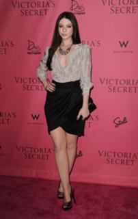 Michelle Trachtenberg feet photo thumbnail