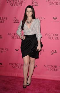 Michelle Trachtenberg feet photo thumbnail