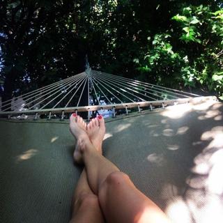 Angela Kinsey feet photo thumbnail