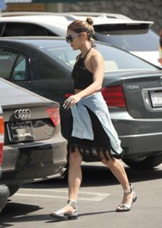 Vanessa Hudgens feet photo thumbnail