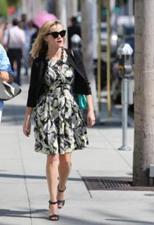 Reese Witherspoon feet photo thumbnail