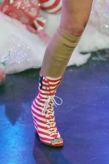 Katy Perry feet photo thumbnail