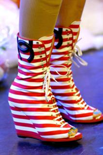 Katy Perry feet photo thumbnail