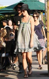 Katy Perry feet photo thumbnail