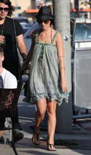 Katy Perry feet photo thumbnail