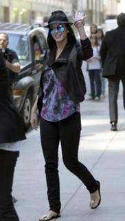 Katy Perry feet photo thumbnail
