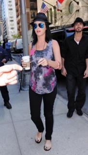 Katy Perry feet photo thumbnail