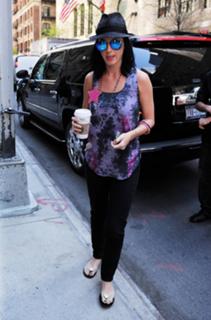 Katy Perry feet photo thumbnail