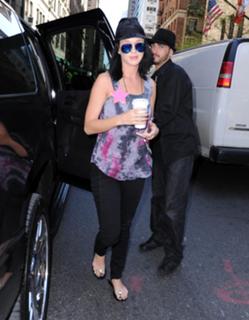 Katy Perry feet photo thumbnail