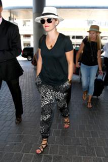 Reese Witherspoon feet photo thumbnail