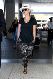 Reese Witherspoon feet photo thumbnail
