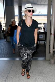 Reese Witherspoon feet photo thumbnail