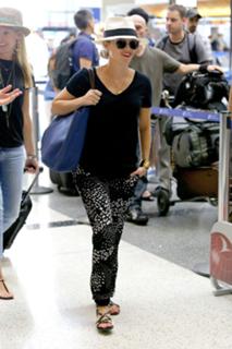 Reese Witherspoon feet photo thumbnail