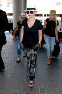 Reese Witherspoon feet photo thumbnail