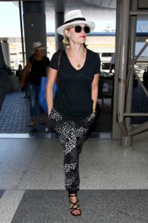 Reese Witherspoon feet photo thumbnail