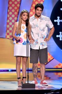 Sarah Hyland feet photo thumbnail