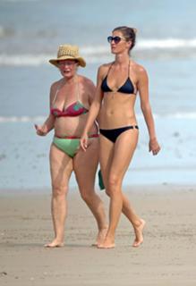 Gisele Bündchen feet photo thumbnail