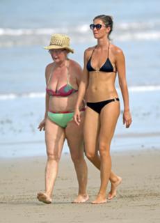 Gisele Bündchen feet photo thumbnail