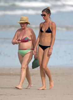 Gisele Bündchen feet photo thumbnail
