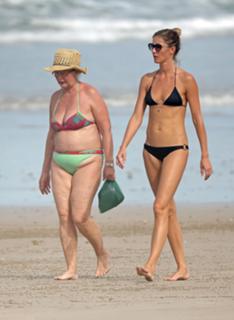 Gisele Bündchen feet photo thumbnail