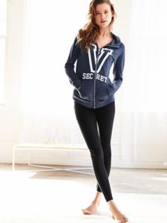 Behati Prinsloo feet photo thumbnail