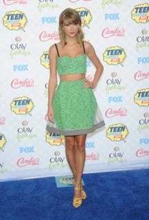 Taylor Swift feet photo thumbnail