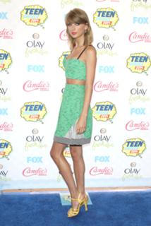 Taylor Swift feet photo thumbnail