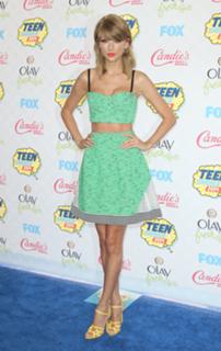 Taylor Swift feet photo thumbnail