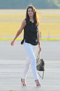 Katie Holmes feet photo thumbnail