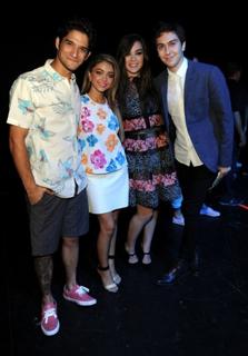 Sarah Hyland feet photo thumbnail