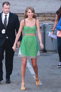 Taylor Swift feet photo thumbnail