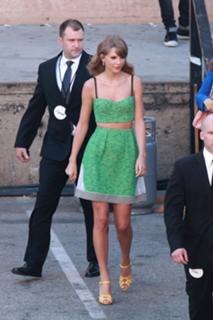 Taylor Swift feet photo thumbnail