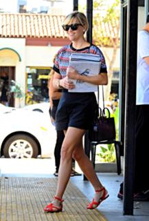 Reese Witherspoon feet photo thumbnail