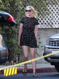 Kirsten Dunst feet photo thumbnail