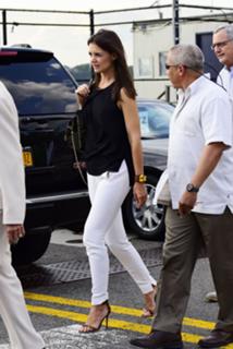 Katie Holmes feet photo thumbnail