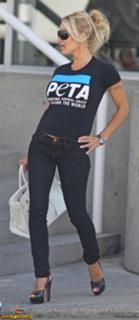 Pamela Anderson feet photo thumbnail