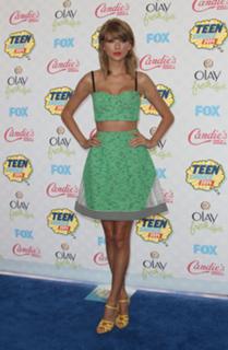 Taylor Swift feet photo thumbnail