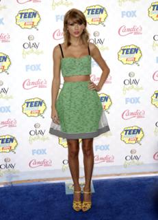 Taylor Swift feet photo thumbnail