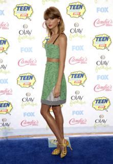 Taylor Swift feet photo thumbnail