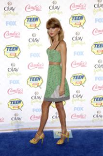 Taylor Swift feet photo thumbnail