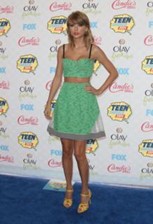 Taylor Swift feet photo thumbnail