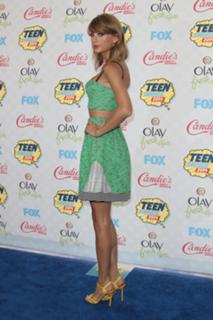 Taylor Swift feet photo thumbnail
