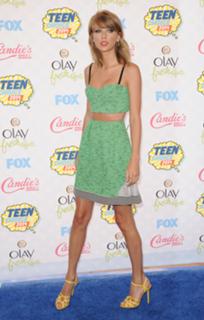 Taylor Swift feet photo thumbnail