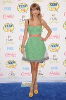 Taylor Swift feet photo thumbnail