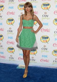 Taylor Swift feet photo thumbnail