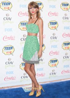 Taylor Swift feet photo thumbnail