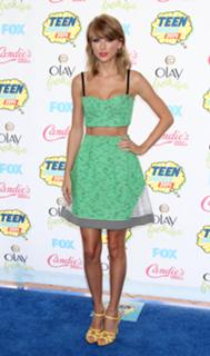 Taylor Swift feet photo thumbnail