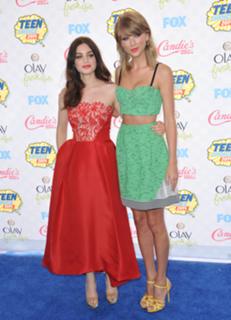 Taylor Swift feet photo thumbnail